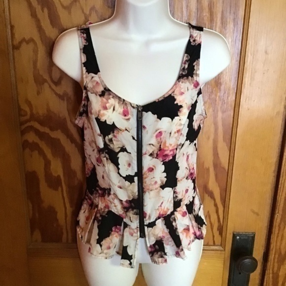 Charlotte Russe Flotal peplum top - Picture 7 of 9